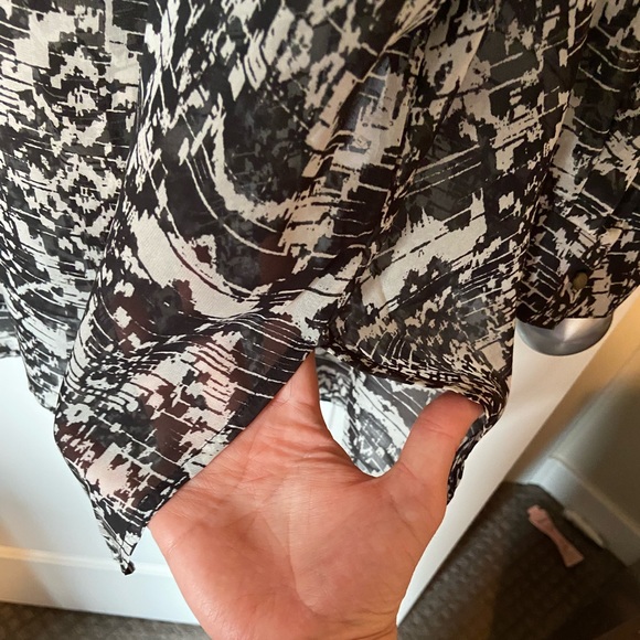 Pennington’s 5x black and white sheer tunic - Picture 3 of 5